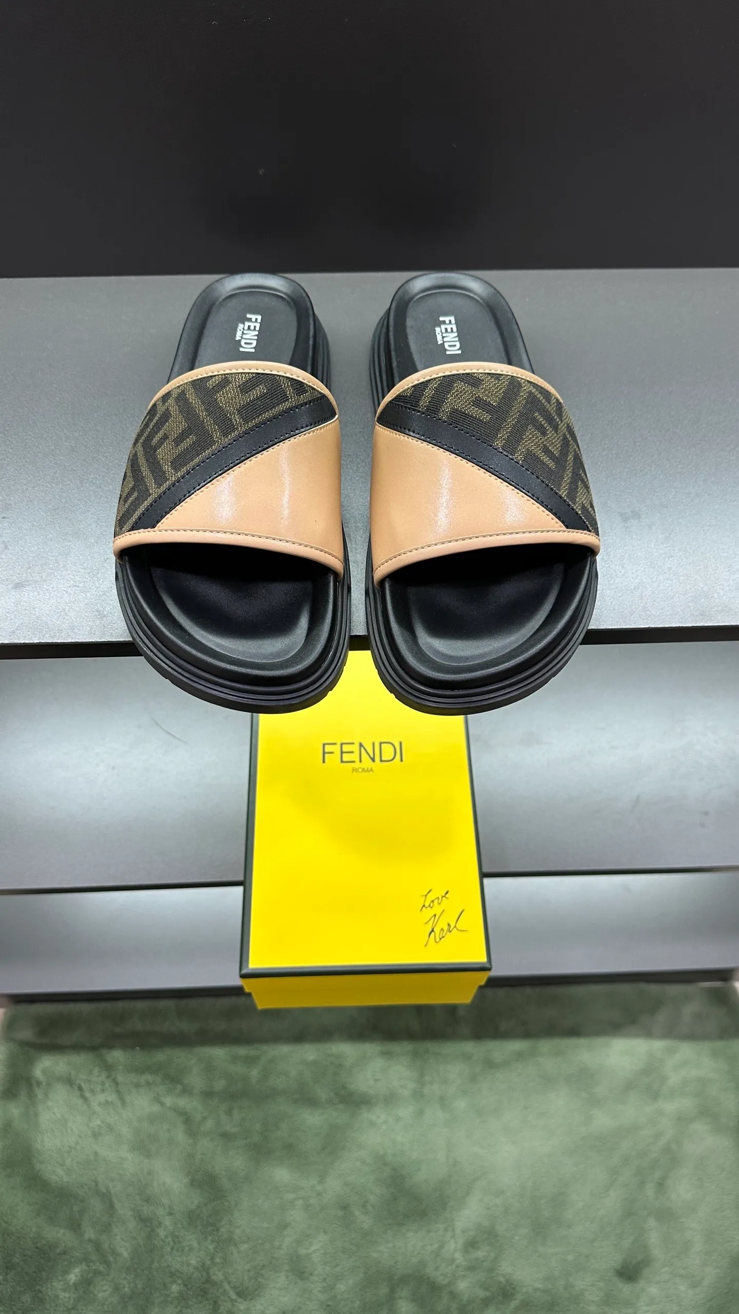 P300 [Fendi Slippers] High-end men's shoes brand, official website 1:1 latest masterpiece: original mold customization, fabrics made of imported original materials, upgraded outsole, lighter and non-slip. The market's top quality, simple yet tasteful, a must-have for fashionistas, fashionable at your feet, full of confidence, the same style at the counter 👍The season of summer slippers is here. Code: 38-45, 46 order